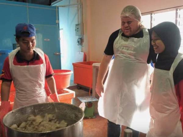 Rhys William melawat kilang keropok lekor yang terletak di Bukit Tok Beng.