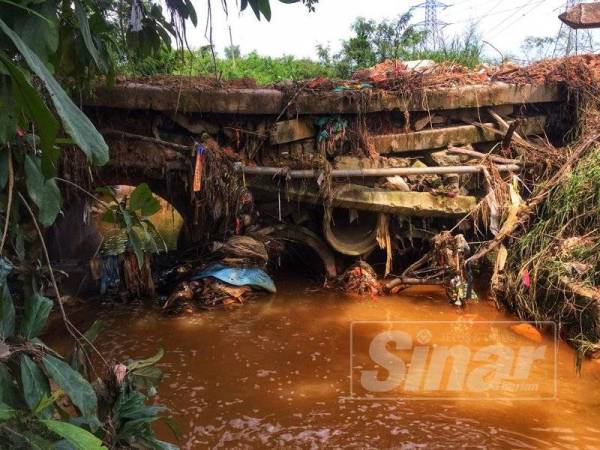 Palong dibawah jambatan haram tidak diselenggara menyebabkan aliran air tidak lancar.