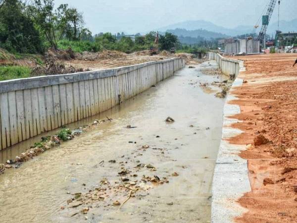 Projek pelebaran Sungai Gong sedang berjalan dan dijangka siap Disember ini sebelum projek naik taraf jalan diteruskan dijangka siap 2021.