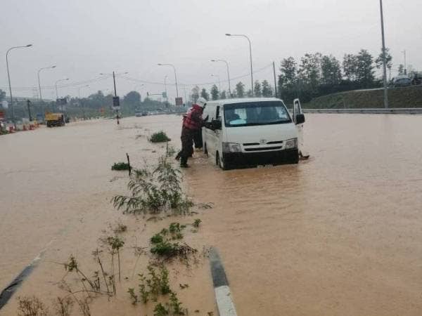 Kejadian banjir kilat di jalan B27 dalam kejadian Isnin lalu.