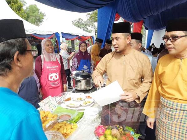 Dr Sahruddin (dua dari kanan) ketika menghadiri Majlis Perasmian Sambutan Jubli Perak 25 Tahun Kompleks Penerangan dan Penyiaran Sultan Iskandar serta Pelancaran Penjenamaan Segmen Yok Ngeteh hari ini.