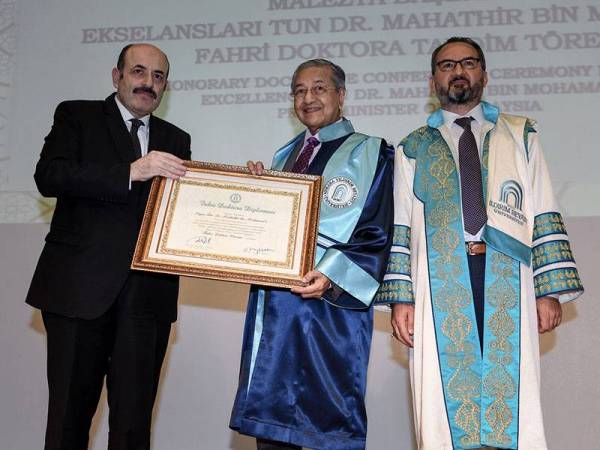 Perdana Menteri Tun Dr Mahathir Mohamad dianugerahkan Ijazah Doktor Kehormat Sains Politik dan Pentadbiran Awam Universiti Ankara Yildirim Beyazit dari Presiden Majlis Pendidikan Tinggi Turki, Dr Yekta Sarac (kiri) sempena Lawatan Rasmi beliau ke Turki di Majlis Pengajian Tinggi Turki hari ini. - Foto BERNAMA