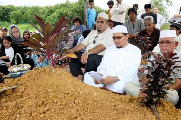 MENGEBUMIKAN jenazah di tempatnya meninggal dunia lebih menepati sunah. -Foto: Bernama