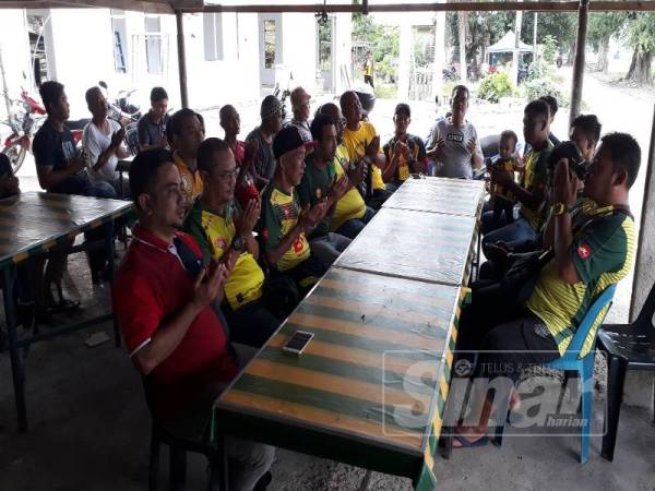 Nasir (tiga dari kiri) mengetuai bacaan doa selamat memohon keselamatan untuk program konvoi Kampung Benua ke Stadium Bukit Jalil sempena aksi Final Piala FA 2019 malam esok.