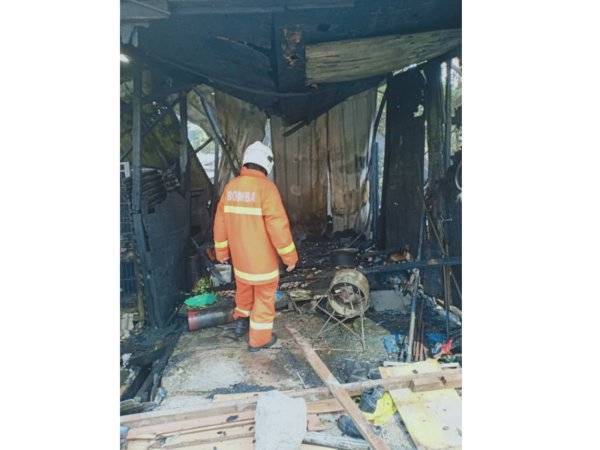 Anggota bomba yang bertugas meninjau kawasan kebakaran yang berlaku pagi tadi. - Foto JBPM Kuala Lumpur