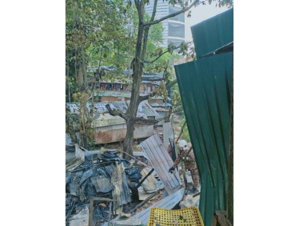 Empat buah rumah kongsi di tapak pembinaan berhampiran Masjid Ar- Rahah Jalan Kerinchi Kiri 2 yang musnah dalam kebakaran pagi tadi. - Foto Ihsan JBPM Kuala Lumpur