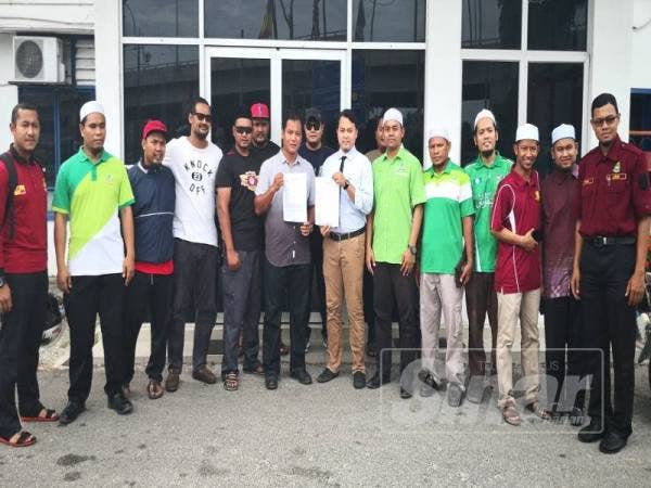 Pemuda UMNO Bahagian Sabak Bernam dan Pas Kawasan Sabak Bernam masing-masing menunjukkan laporan polis yang dibuat di Balai Polis Sabak Bernam di sini.