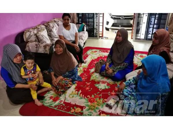 Siti Halijah (kiri) bersama anak kedua, Danish Aryan ditemui di Taman Lembah Bujang Merbok hari ini.