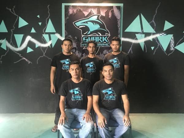 Saupe (duduk, kiri) dan Mohd Sukiman (duduk, kanan) bersama sebahagian kakitangan Shark Hydrographic di Seksyen 7, Shah Alam.