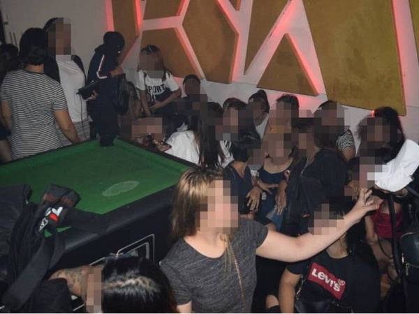 Antara yang ditahan dalam operasi Imigresen di sebuah kelab malam di Kuala Lumpur, malam tadi.