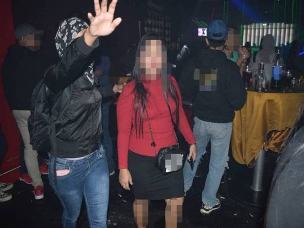 Antara yang ditahan dalam operasi Imigresen di sebuah kelab malam di Kuala Lumpur, malam tadi.