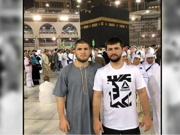Khabib (kiri) dan abangnya merakamkan kenangan ketika mengejarkan umrah di tanah suci Makkah tahun lalu.