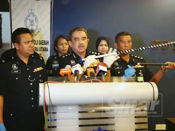 Noorzainy pada sidang akhbar mengenai penahanan dua lelaki dalam kegiatan mencuri lembu di sekitar Seberang Perai Utara dan Kulim, hari ini.