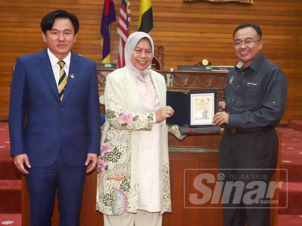 Zuraida (tengah) menerima cenderahati daripada Ahmad Suaidi pada lawatan kerjanya ke MBI hari ini.