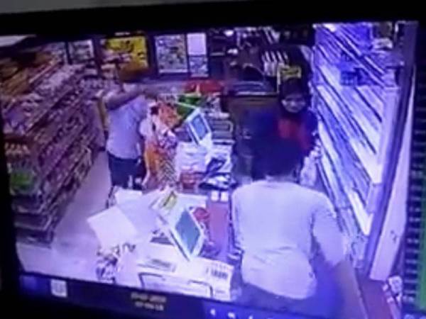 Dua lelaki bertindak mengugut pekerja wanita dengan parang sebelum melarikan rokok pelbagai jenama di Sungai Siput semalam.