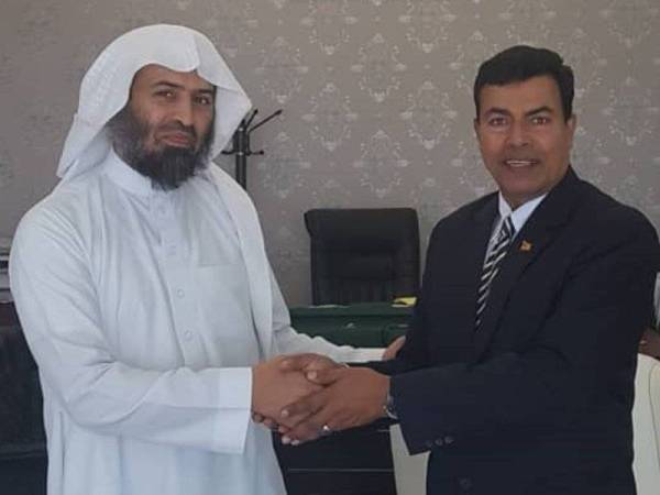 Mustapha (kanan) bersalaman dengan Sheikh Abdul Rahman ketika mengadakan kunjungan di pejabat Kedutaan Arab Saudi di Kuala Lumpur.