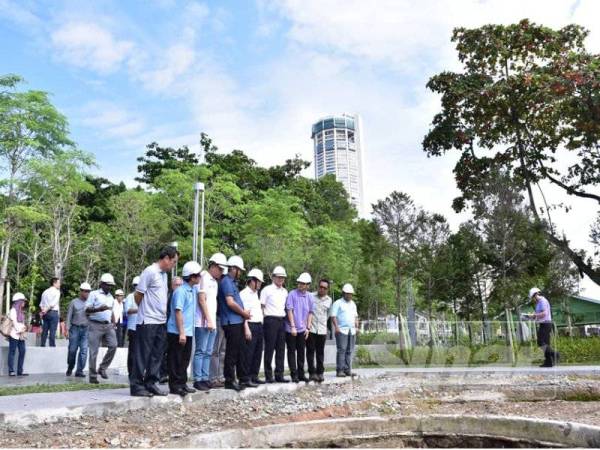 Kon Yeow (tengah) melawat tapak pembangunan Pasar Prangin di Tapak Sia Boey hari ini.