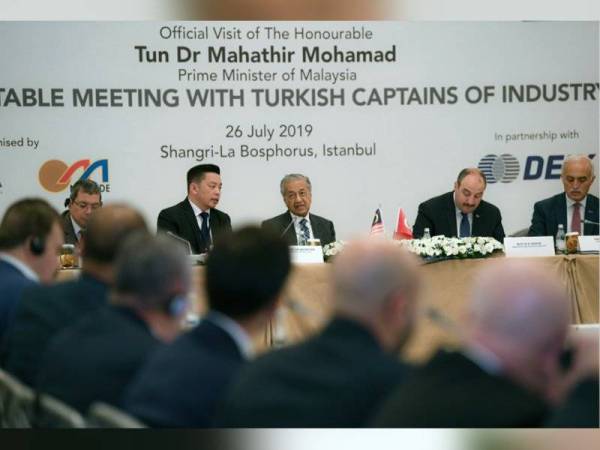 Perdana Menteri, Tun Dr Mahathir Mohamad (tengah) menghadiri perbincangan meja bulat bersama peneraju industri melibatkan kira-kira 35 syarikat utama Turki di Hotel Shangri-La Bosphorus. Turut hadir Menteri Industri dan Teknologi Turki, Mustafa Varank (dua dari kanan), Menteri Luar, Datuk Saifuddin Abdullah (kiri) dan Menteri Perdagangan Antarabangsa dan Industri, Datuk Ignatius Darell Leiking (dua dari kiri). - Foto Bernama