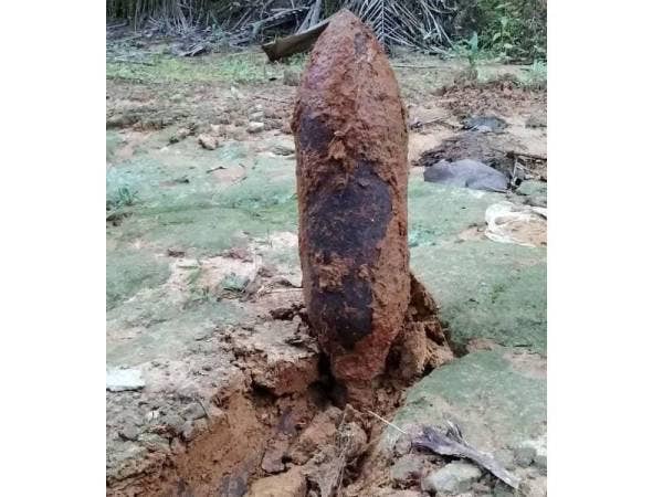 Bom lama yang dijumpai di ladang kelapa sawit Blok 12 Felda Air Tawar 4, Khamis lalu berjaya dimusnahkan semalam.