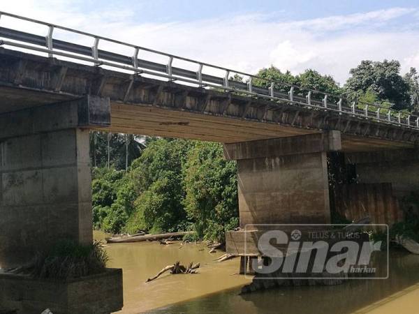 Cerucuk jambatan bawah tiang kelihatan jelas akibat hakisan pasir.