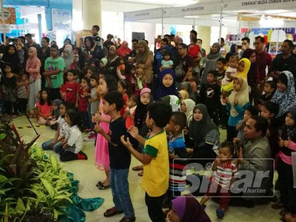 Gelagat mencuit hati kanak-kanak menyaksikan persembahan maskot Omar dan Hana.