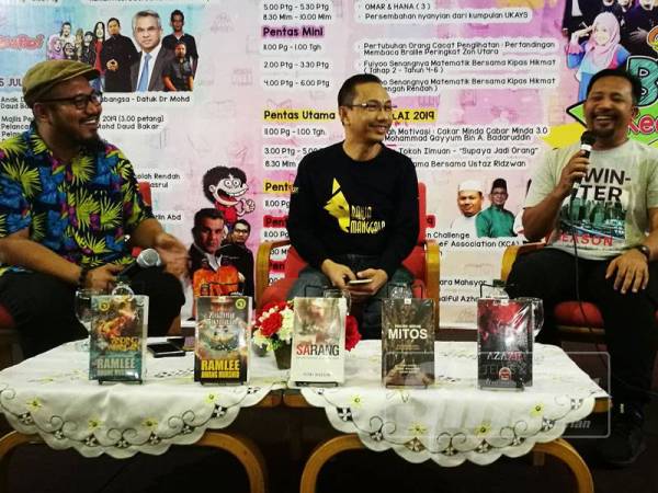 Slot Bicara Seram Thriller bersama Ramlee (tengah) dan Fitri Hussin.