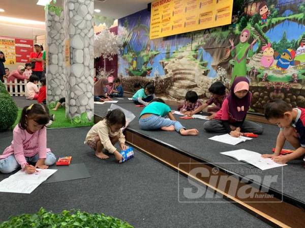 Sebahagian kanak-kanak yang menyertai pertandingan mewarna pada hari ini.