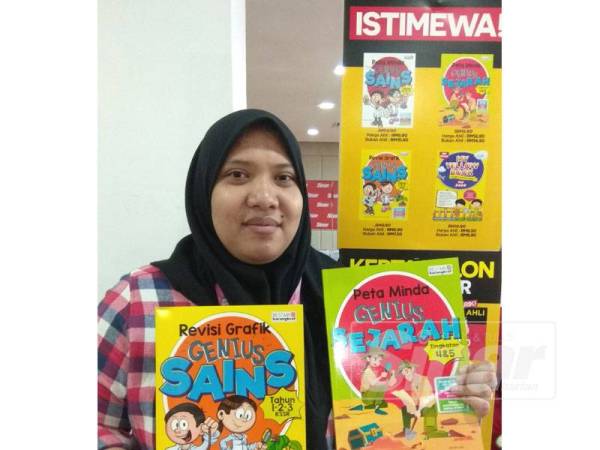 Nur Hanis Adibah menunjukkan buku peta minda yang turut dijual di bahagian jualan buku pendidikan.