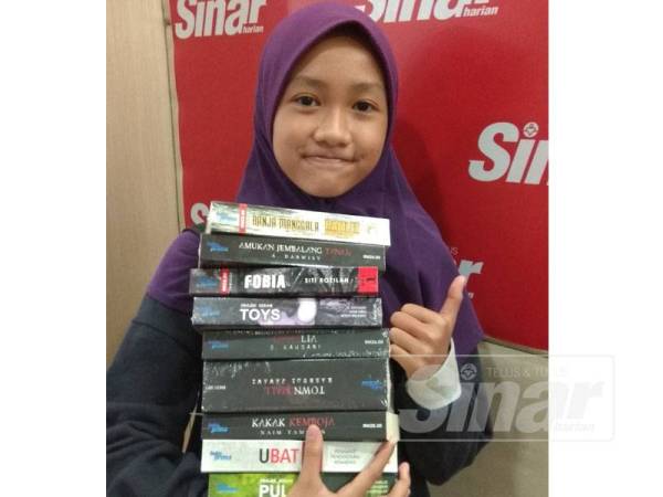 Nurdina Syahmimi bersama lapan buku genre seram yang dibelinya.