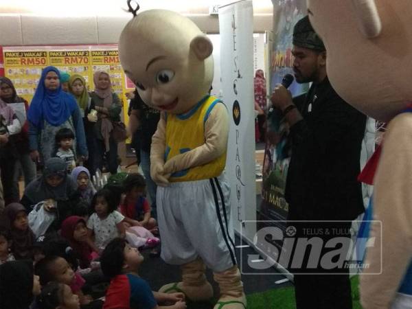 Kanak-kanak yang hadir ke bahagian jualan buku kanak-kanak dan buku pendidikan dihiburkan dengan gelagat comel maskot Upin dan Ipin.