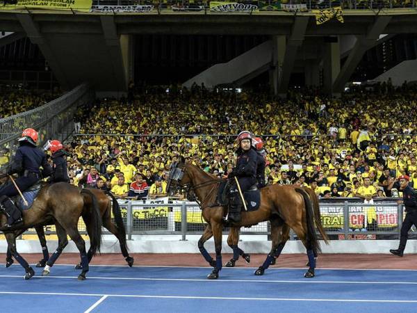 Unit Berkuda Pasukan Simpanan Persekutuan (FRU) mengawal ketat di sekitar stadium sebelum bermula final Piala FA 2019 Kedah menentang Perak di Stadium Nasional Bukit Jalil, hari ini. - Foto BERNAMA