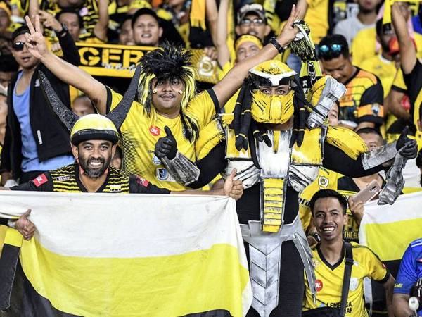 Antara aksi penyokong skuad The Bos Gaurus ketika menyaksikan final Piala FA 2019 Perak menentang Kedah di Stadium Nasional Bukit Jalil, hari ini. - Foto BERNAMA
