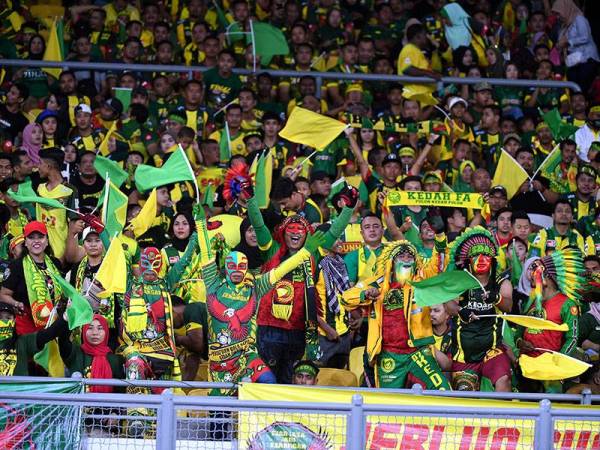 Antara gelagat penyokong Kedah pada final Piala FA 2019 Kedah menentang Perak di Stadium Nasional Bukit Jalil, hari ini. - Foto BERNAMA