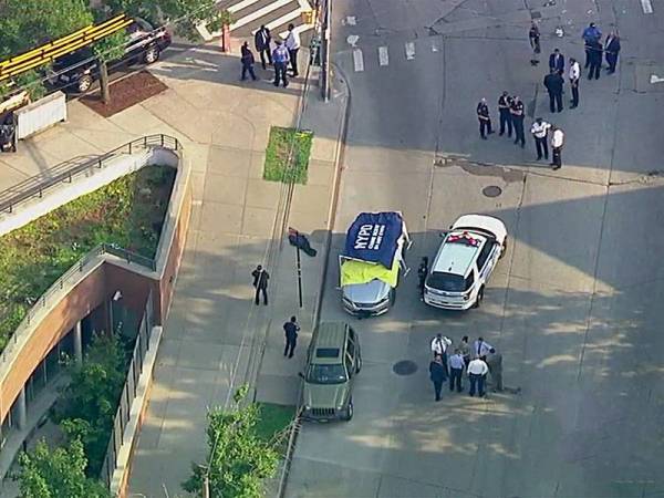 Polis tiba di lokasi kejadian di mana sepasang bayi kembar ditemukan mati di bahagian tempat duduk belakang sebuah kenderaan.