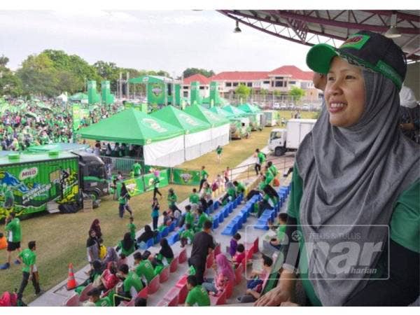 Maria Murni berdiri dari astaka meninjau kehadiran ribuan rakyat Kelantan yang menyertai program Malaysia Breakfast Day 2019 di padang Universiti Sains Malaysia, Kubang Kerian hari ini.