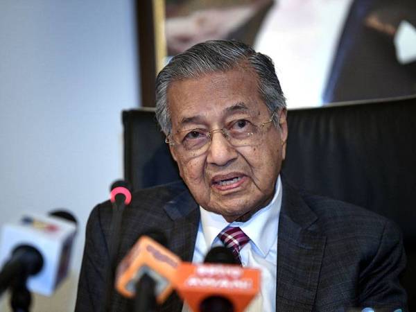Perdana Menteri Tun Dr Mahathir Mohamad ketika sidang media bersama wartawan Malaysia di akhir lawatan rasmi beliau ke Turki di Lapangan Terbang Antarabangsa Istanbul Sabiha Gokcen hari ini. - Foto BERNAMA