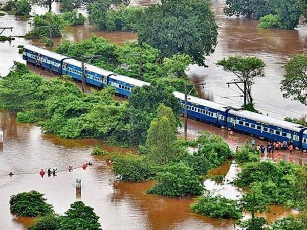 Penumpang kereta api Ekspres Mahalaxmi yang terkandas diselamatkan pihak berkuasa semalam. - Foto Indian Navy via AP