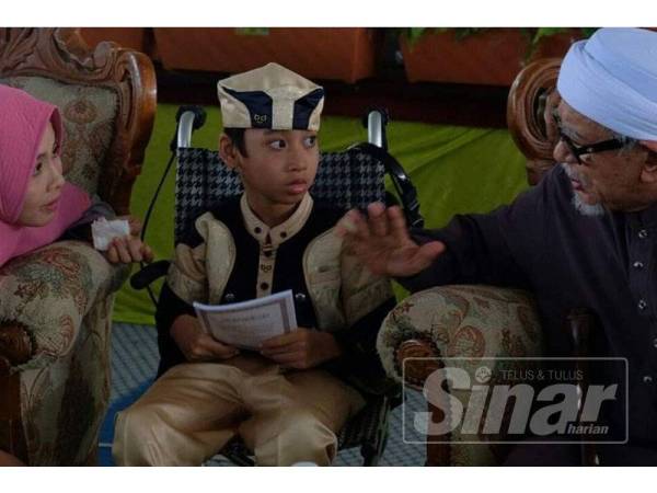 Abdul Hadi (kanan) menerima kunjungan Naja dan Dahlia di Rusila di sini.