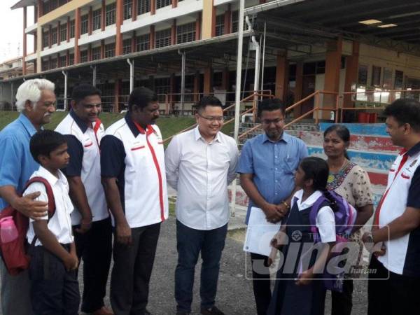 Raju (tiga dari kiri) dan Ravinthran (empat dari kanan) berbual dengan Murugan dan adiknya Namitha serta Ratnama (empat dari kanan).