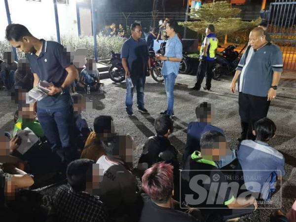 Antara PATI yang ditahan di rumah kongsi di Kampung Sungai Serai Kuang, Sungai Buloh, menerusi operasi Ops Bersepadu, awal pagi tadi.