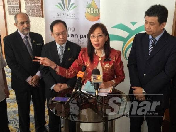 Teresa pada sidang media sebelum mengadakan sesi dialog bersama pemilik dan pengurusan kilang kelapa sawit Johor di Hotel Jen Puteri Harbour hari ini.