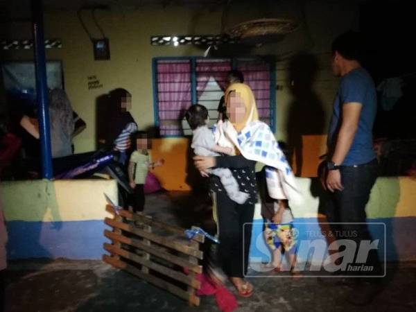 Lapan beradik diselamatkan JKM Melaka selepas ibu bapa mereka ditahan dipercayai terlibat dengan dadah ketika serbuan di sebuah rumah di Bukit Rampai semalam.
