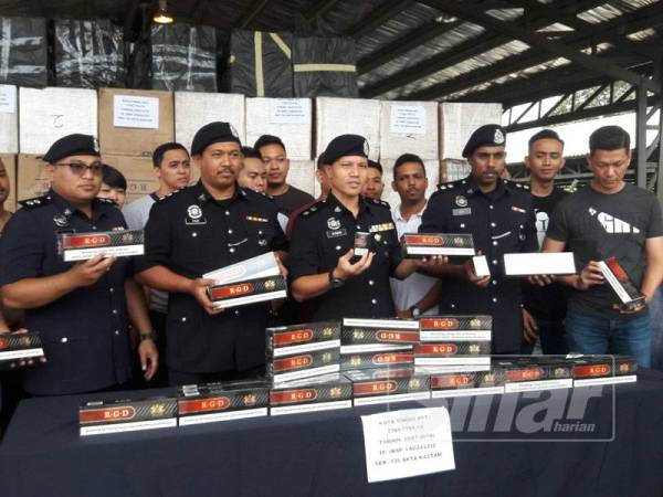 Ashmon (depan, tiga dari kanan) pada sidang akhbar tangkapan rokok seludup di IPD Kota Tinggi hari ini.