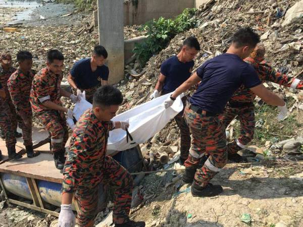 Mayat mangsa ditemui di perangkap sampah di kunci air Jalan Sungai Kandis, Seksyen 36, Shah Alam hari ini. Foto - BOMBA