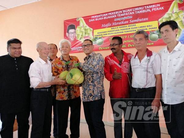 Ahmad Faizal (empat dari kanan) menerima cenderahati berupa limau bali dalam sesi pertemuan bersama Persatuan Pekebun Buah Limau Tambun dan Buah-buahan Tempatan Tambun hari ini.
