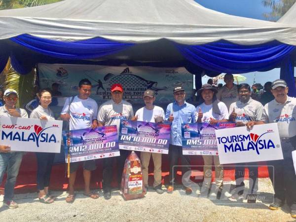 Yahaya (empat dari kanan) bergambar bersama pemenang tempat pertama hingga ketiga Tourism Malaysia Surfcasting Tour A Journey To Visit Malaysia 2020 di Marina Island semalam.