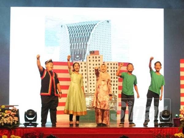 Persembahan penuh penghayatan ditunjukkan pelajar tingkatan satu dan dua dari SMK Durian Tunggal yang dinobatkan sebagai johan Sketsa Rukun Negara Peringkat Kebangsaan 2019.