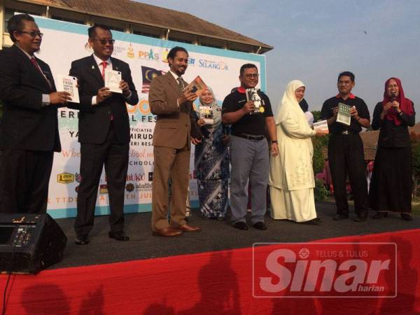 Amirudin (empat, kanan) bergambar bersama ADUN Seri Setia, Halimey Abu Bakar (dua, kiri) selepas merasmikan program tersebut.