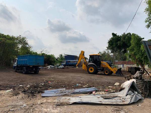 Pihak tidak bertanggungjawab ini menjalankan kegiatan dengan dijadikan tapak pengumpulan barang lusuh, depoh lori, bengkel kenderaan dan aktiviti pengasingan minyak.