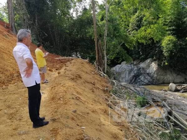 Wong Tack turun padang setelah mendapat aduan petani dari Bukit Tinggi.
